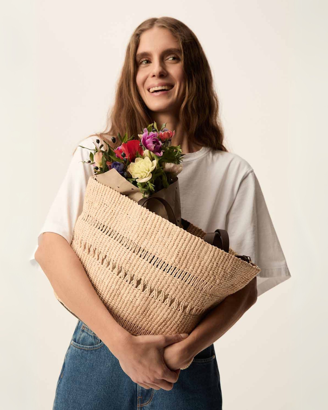 Instagram post with the caption: Omia, l’allure naturelle. Un panier en raphia fabriqué à la main...